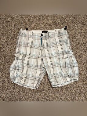 Vurt‎ Men's size 34 White Plaid Cargo Shorts - Men